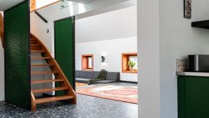 ein Haus mit einer grünen Tür und einem Wohnzimmer in der Unterkunft Vila Vrba in Žirovnica