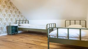 2 Etagenbetten in einem Zimmer mit Holzböden in der Unterkunft Vila Vrba in Žirovnica