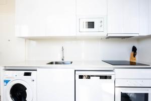 A kitchen or kitchenette at Apartamentos Turísticos Plaza del Rey by CartagenaSpain