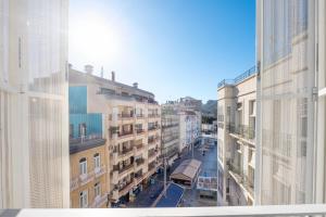 una vista da una finestra di una città con edifici di Apartamentos Turísticos Plaza del Rey a Cartagena