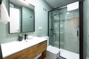 A bathroom at Apartamentos Turísticos Plaza del Rey by CartagenaSpain
