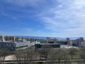 vistas a una ciudad con edificios y árboles en Cloud9, en Split