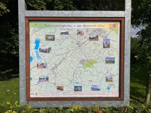 um sinal com um mapa de um parque em Ferienwohnung Bruns em Ihlow