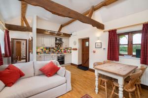 sala de estar con sofá blanco y mesa de madera en Carters cottage, en Buckinghamshire