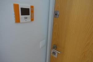 uma porta com um micro-ondas ao lado em Best Apartments Portugal em Lisboa