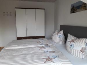 um quarto com uma cama com duas estrelas do mar em Ferienwohnung Haus Bikker em Ihlow