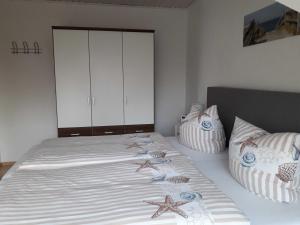 a bedroom with a bed with two starfish on it at Ferienwohnung Haus Bikker in Ihlow