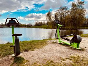una bicicleta verde estacionada junto a un cuerpo de agua en Ferienwohnung Meerblick, en Ihlow