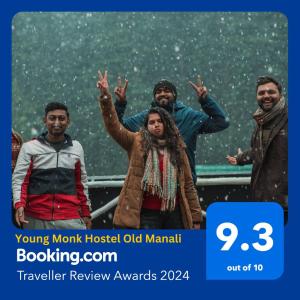 un grupo de personas de pie en la nieve en Young Monk Hostel & Cafe Old Manali, en Manali
