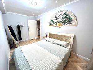 1 dormitorio con 1 cama en una habitación en Cozy Apartment in Central Ulaanbaatar en Ulán Bator