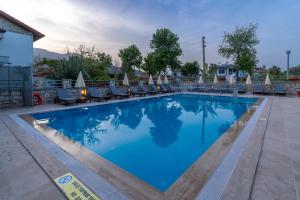 Bazén v ubytování HOTEL DALYANCE nebo v jeho okolí