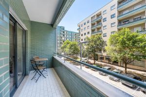 Un balcón con una mesa y sillas en un edificio. en GuestReady - A breath of fresh air in Nogueiró, en Nogueiro
