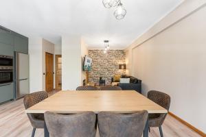 Un comedor con mesa y sillas de madera. en GuestReady - A breath of fresh air in Nogueiró, en Nogueiro