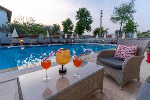 Bazén v ubytování HOTEL DALYANCE nebo v jeho okolí