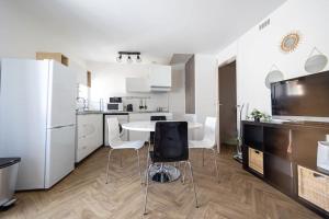 Nhà bếp/bếp nhỏ tại Appartement T3 climatisé centre ville Pérols