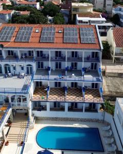 um edifício de apartamentos com painéis solares no telhado em El Mar Hotel em Bar