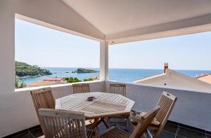 d'une table et de chaises sur un balcon avec vue sur l'océan. dans l'établissement El Mar Hotel, à Bar