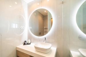 een badkamer met een wastafel en een spiegel bij GuestReady - Quinta Leitão 3 in Anissó