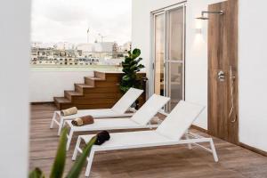 Balkón nebo terasa v ubytování Luxurious & Stylish Penthouse with Private Pool