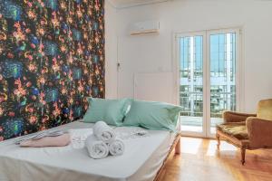 um quarto com uma cama com toalhas em Modern Cosy Apt em Atenas