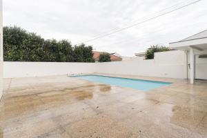 einen Pool im Hinterhof eines Hauses in der Unterkunft GuestReady - Marinhas Beauty near Esposende Beach in Esposende