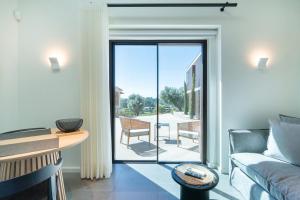 een woonkamer met een bank en een glazen schuifdeur bij GuestReady - Quinta Leitão 3 in Anissó
