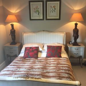 sypialnia z łóżkiem z dwoma stołami i dwoma lampami w obiekcie Ingram House with Hot Tub w mieście Hurst Green
