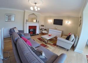 A seating area at Ferry Marina Cottages 