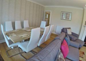 A seating area at Ferry Marina Cottages 