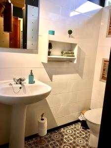 Caban Cwtch في Cenarth: حمام أبيض مع حوض ومرحاض