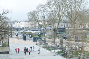 a group of people walking down a sidewalk in a park at Bel appartement idéalement situé centre-ville Angers in Angers