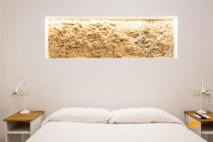 1 dormitorio con 2 camas y un cuadro en la pared en Bajo el Falla by Cadiz Time, en Cádiz