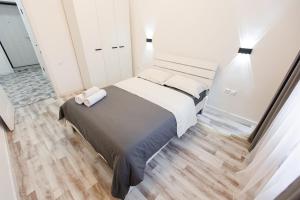 una camera con un grande letto di Уютная двухкомнатная квартира a Kökşetaw