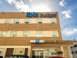 Un bâtiment avec les mots budget de l'emploi en tête dans l'établissement Ibis Budget Madrid Centro Las Ventas, à Madrid