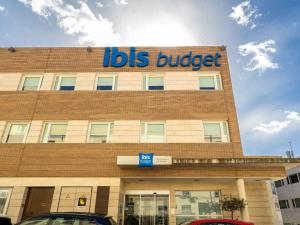 un edificio con le parole "budget per i posti di lavoro" sopra di Ibis Budget Madrid Centro Las Ventas a Madrid