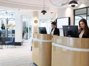 zwei Frauen in einem Büro, die an ihren Computern arbeiten in der Unterkunft Hôtel Mercure Lyon Centre Charpennes Parc de la Tête d'Or in Villeurbanne