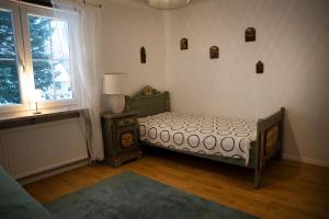 Giường trong phòng chung tại Villa sol Mörlunda