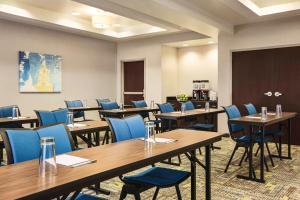 una sala de conferencias con mesas y sillas azules en Hampton Inn & Suites York South en York