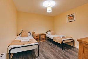 Postel nebo postele na pokoji v ubytování Finest Retreats - Netley Hall - Rose
