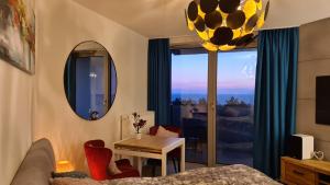 1 dormitorio con ventana grande y mesa con sillas en Apartament Deluxe Sea View PINEA 606 en Pobierowo