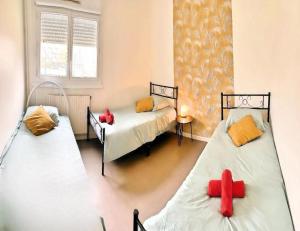 Tempat tidur dalam kamar di * Modernisa-2 chambres- lumineux, centre-ville