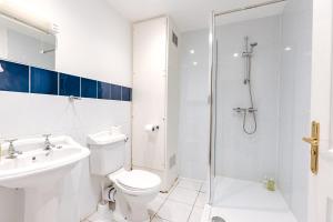 Et badeværelse på Finest Retreats - Netley Hall - Rosemary