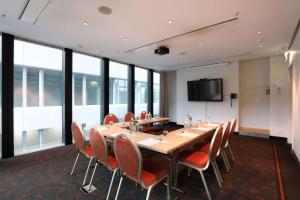 TV a/nebo společenská místnost v ubytování HYPERION Hotel Basel