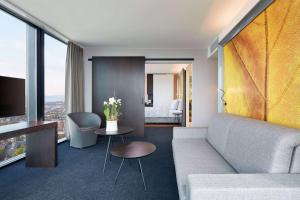 TV a/nebo společenská místnost v ubytování HYPERION Hotel Basel