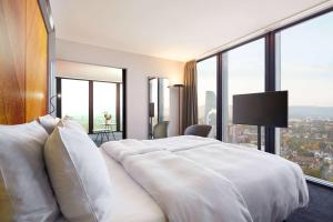 Postel nebo postele na pokoji v ubytování HYPERION Hotel Basel