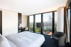 Postel nebo postele na pokoji v ubytování HYPERION Hotel Basel