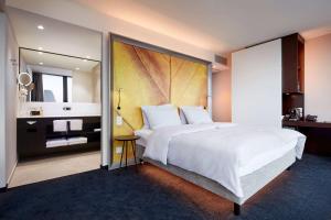 Postel nebo postele na pokoji v ubytování HYPERION Hotel Basel