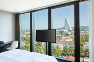 TV a/nebo společenská místnost v ubytování HYPERION Hotel Basel