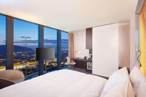 Postel nebo postele na pokoji v ubytování HYPERION Hotel Basel