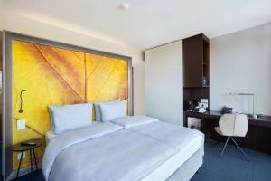 Postel nebo postele na pokoji v ubytování HYPERION Hotel Basel